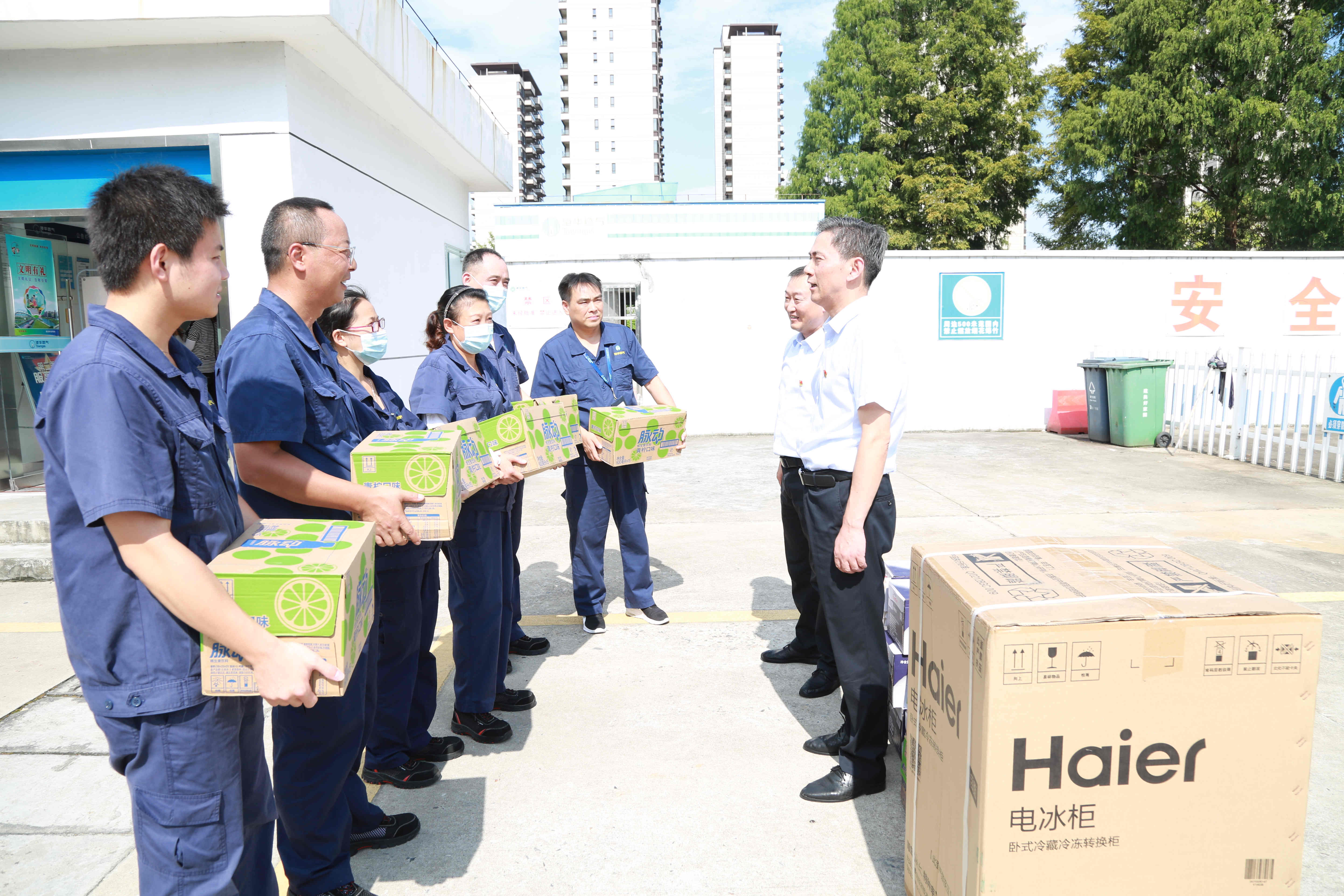 安全為本  情系職工——高溫季，安慶港華為職工撐起“遮陽傘”